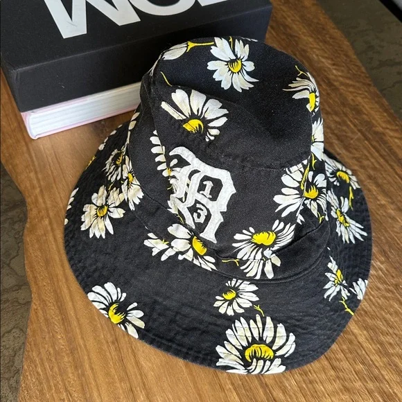 R13 Oversized Daisy Print Bucket Hat - Picture 3 of 8